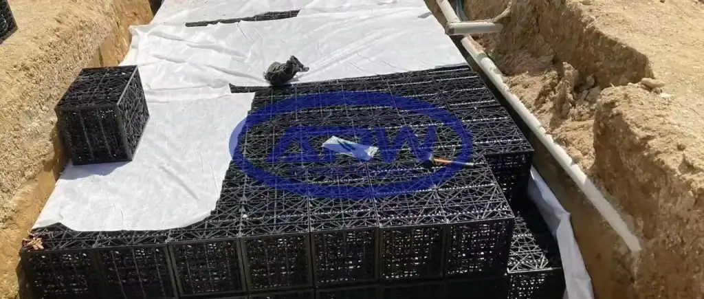 نظام OSD السكني ANZ — صناديق جيولوجية خلوية موضوعة على نسيج جيولوجي أبيض غير منسوج؛ أنابيب جانبية تربط السرير من أجل التخفيف والتسرب.