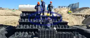 Монтажная бригада на собранных модульных блоках для аккумулирования дождевого стока