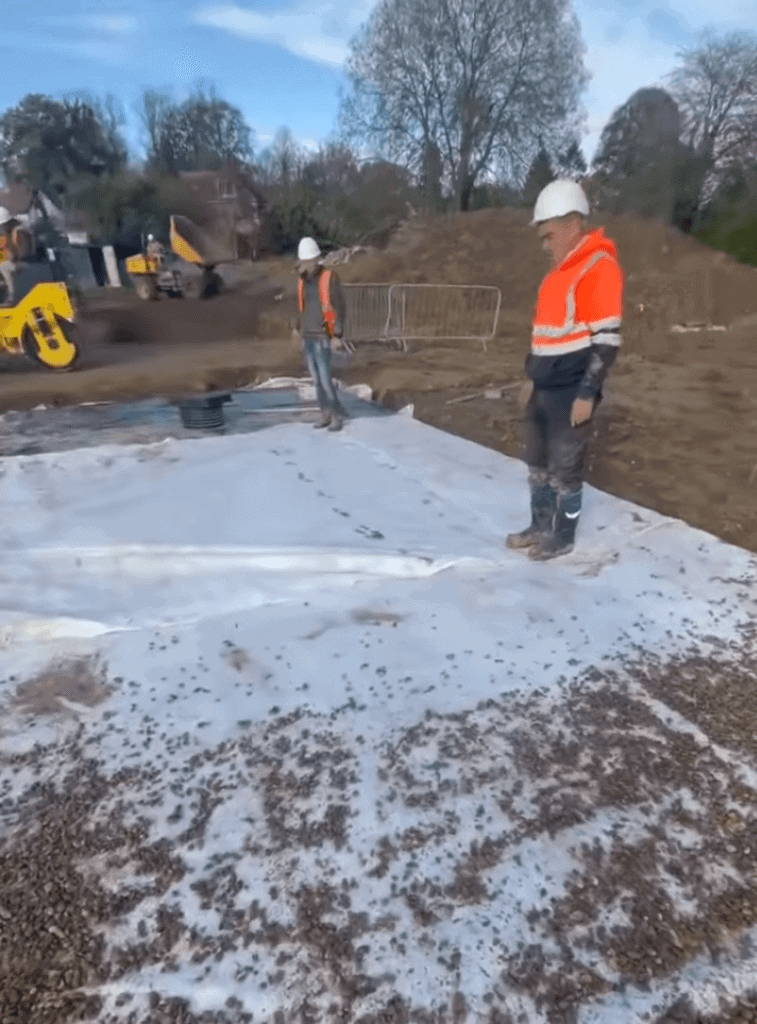 Installation d'un réservoir d'atténuation géocellulaire sur un site de développement résidentiel dans le Warwickshire