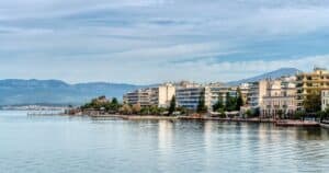 Η παραλία της Χαλκίδας αντανακλάται στα ήρεμα νερά