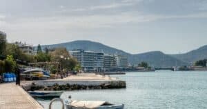 Παραθαλάσσιος περίπατος και βάρκες στη Χαλκίδα