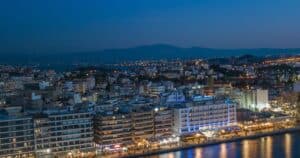 Φωτισμένα κτίρια στην παραλία της Χαλκίδας το σούρουπο