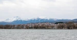 Χιονισμένα βουνά πίσω από τη λίμνη και τα Ιωάννινα