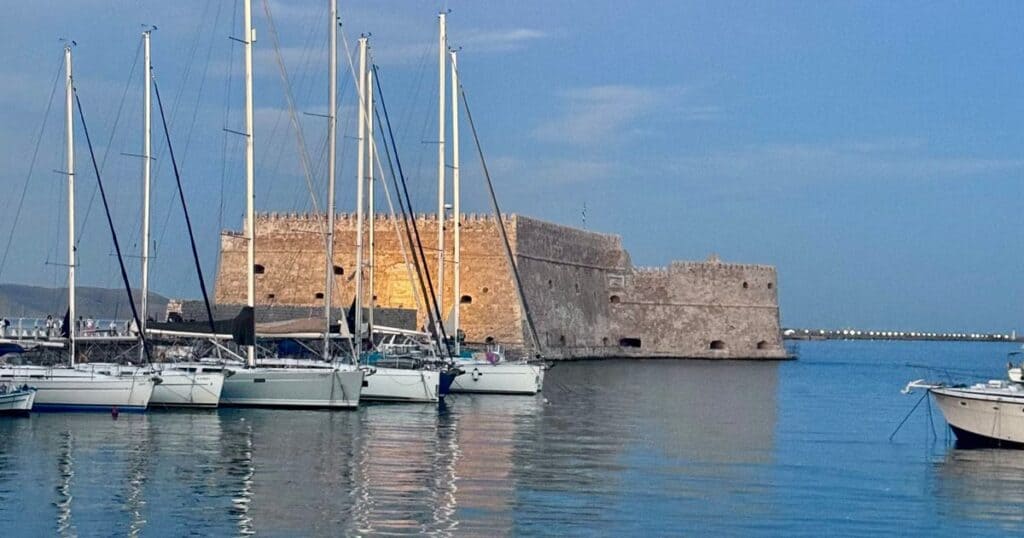 Ιστιοφόρα μπροστά στο ενετικό φρούριο του Ηρακλείου
