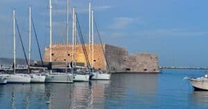 Ιστιοφόρα μπροστά στο ενετικό φρούριο του Ηρακλείου