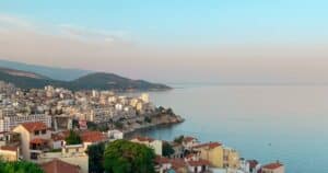 Πανοραμική θέα της Καβάλας και της γαλήνιας θάλασσας