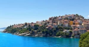 Χρωματιστά σπίτια πάνω από τα γαλάζια νερά της Καβάλας