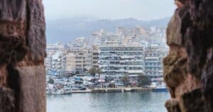 Η παραλία της Καβάλας μέσα από πέτρινο άνοιγμα