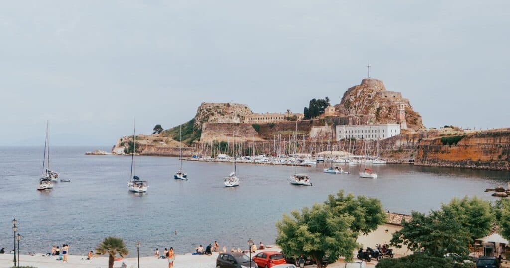 Το παλιό φρούριο της Κέρκυρας δίπλα σε ήρεμα νερά