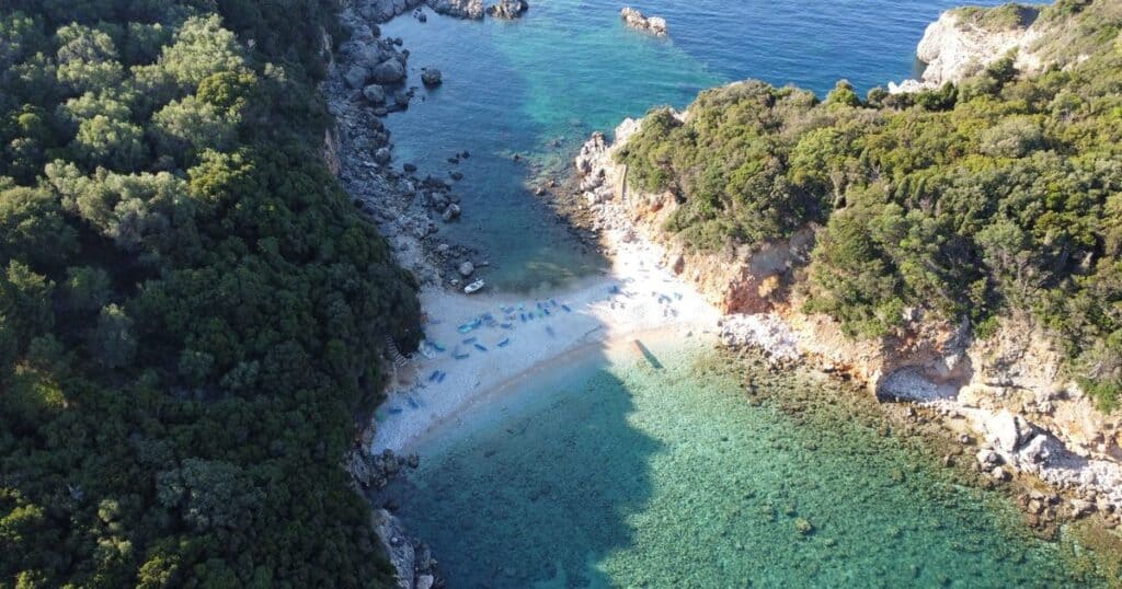 Μικρός κολπίσκος με διάφανα νερά και δέντρα στην Κέρκυρα
