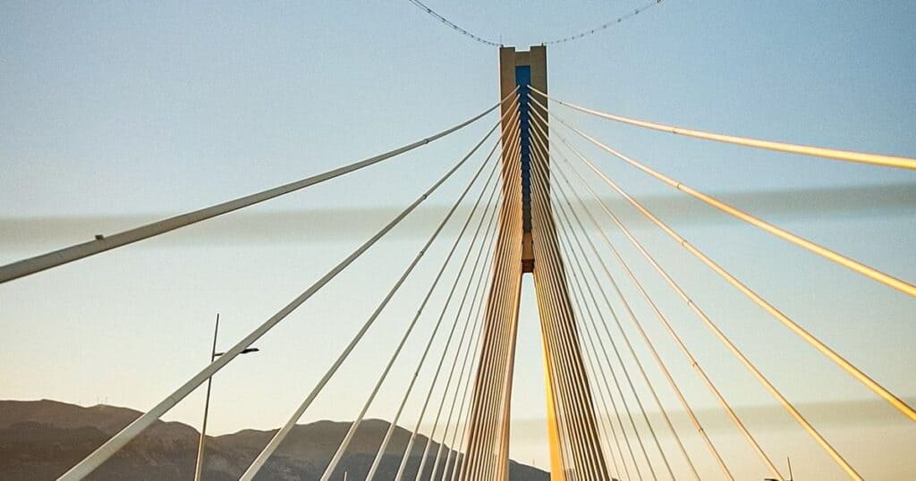 Πυλώνας και καλώδια της γέφυρας Ρίου Αντιρρίου στο απογευματινό φως