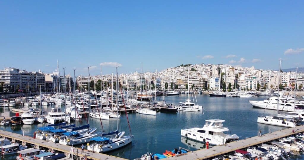 Πανοραμική θέα της μαρίνας Ζέας με λευκά σκάφη