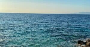 Γαλάζια θάλασσα με μικρούς κυματισμούς και μακρινό ορίζοντα.