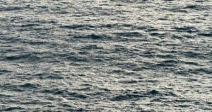 Μικροί κυματισμοί στην επιφάνεια της θάλασσας.