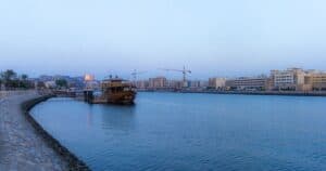 Παραδοσιακό ξύλινο σκάφος στα νερά του Dubai Creek στο δειλινό.