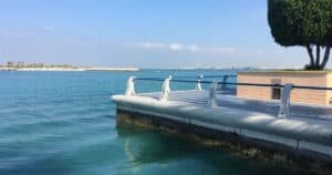 Ήρεμη θάλασσα και προκυμαία στο Άμπου Ντάμπι κάτω από γαλανό ουρανό.