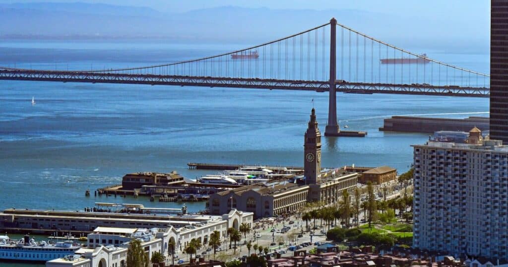 Ο κόλπος του Σαν Φρανσίσκο με τη γέφυρα Bay Bridge και το ιστορικό κτίριο των φέρι.
