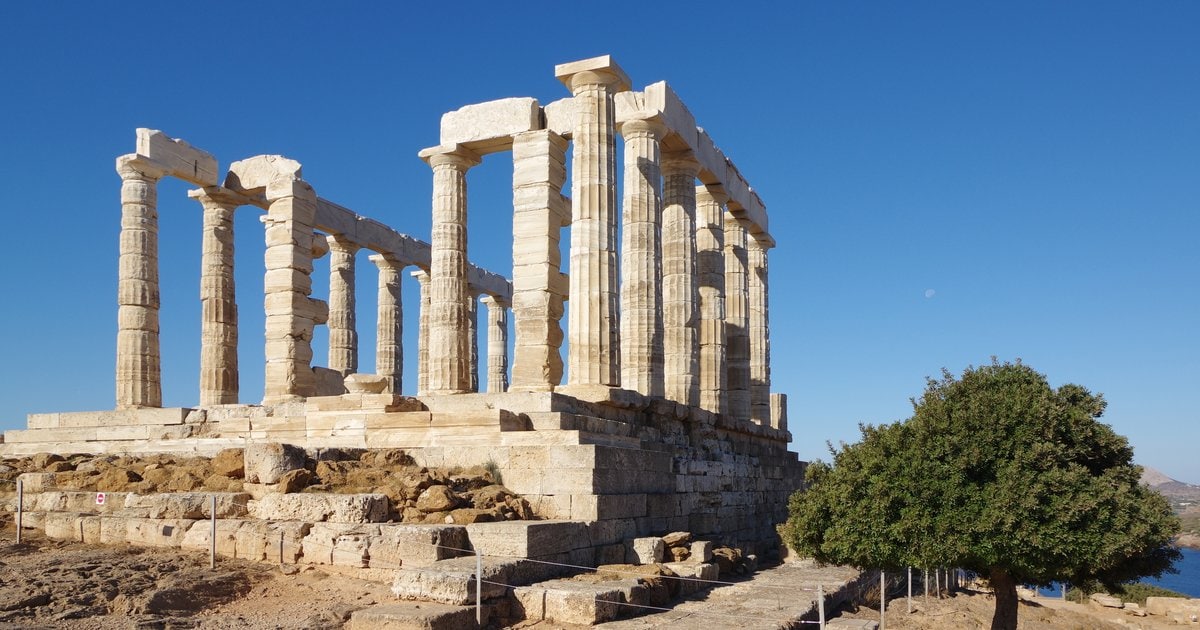 Ο ναός του Ποσειδώνα στο Σούνιο με τους δωρικούς κίονες κάτω από καταγάλανο ουρανό.