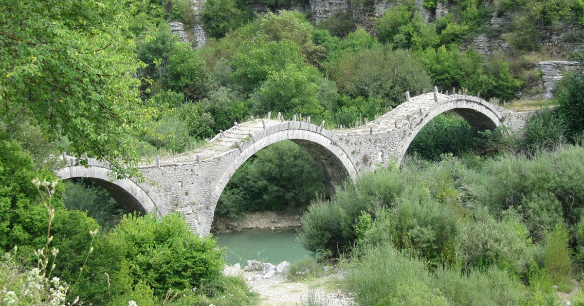 Το πέτρινο τρίτοξο γεφύρι του Καλογερικού (Πλακίδα) στο Ζαγόρι της Ηπείρου.