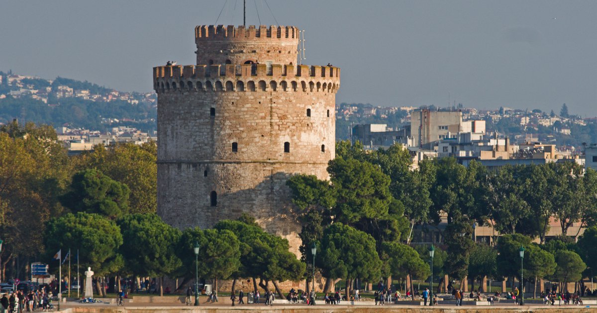 Ο Λευκός Πύργος ανάμεσα στα πεύκα της παραλίας της Θεσσαλονίκης.
