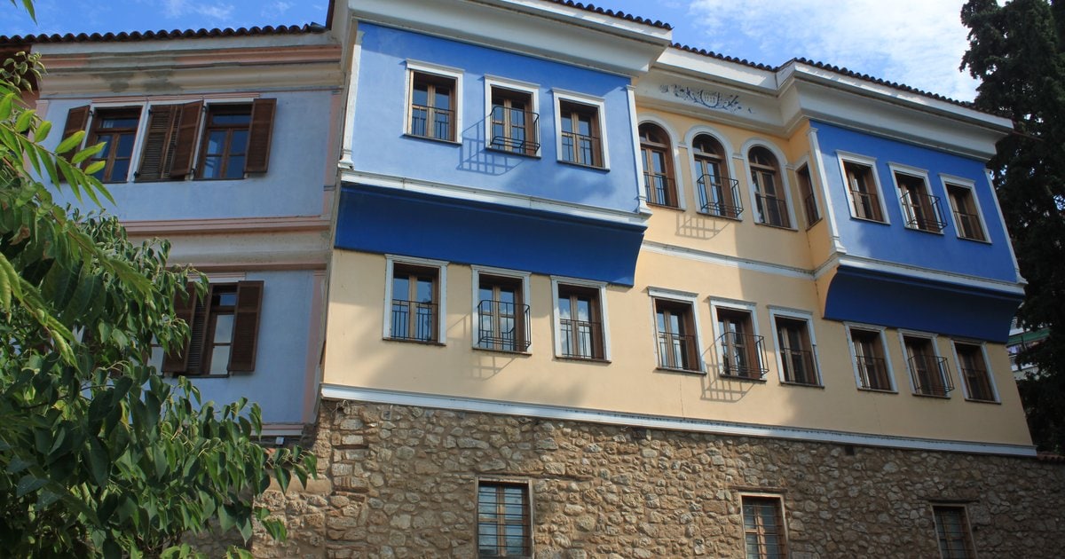 Παραδοσιακά αρχοντικά με χρωματιστές προσόψεις στη συνοικία Μπαρμπούτα της Βέροιας.