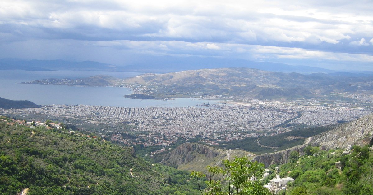 Θέα του Βόλου και του Παγασητικού κόλπου από τις πλαγιές του Πηλίου.