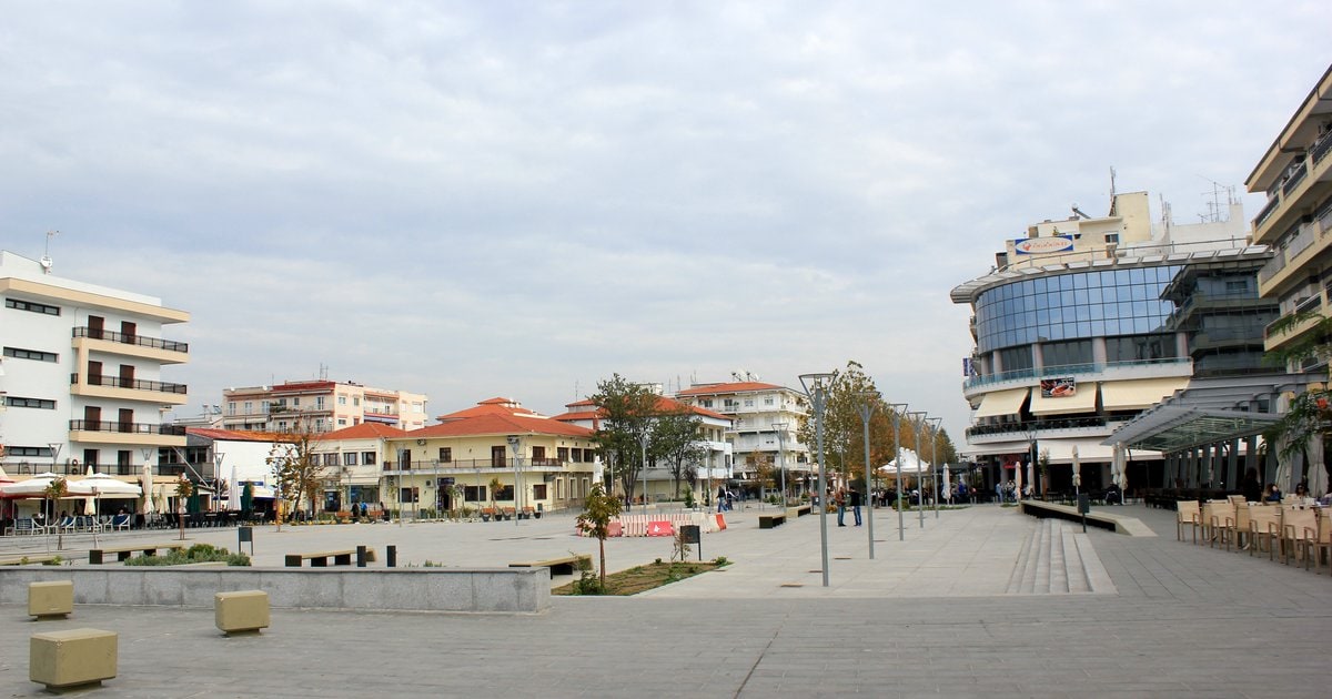 Η κεντρική πλατεία της Ορεστιάδας με πεζόδρομο και χαμηλά κτίρια.