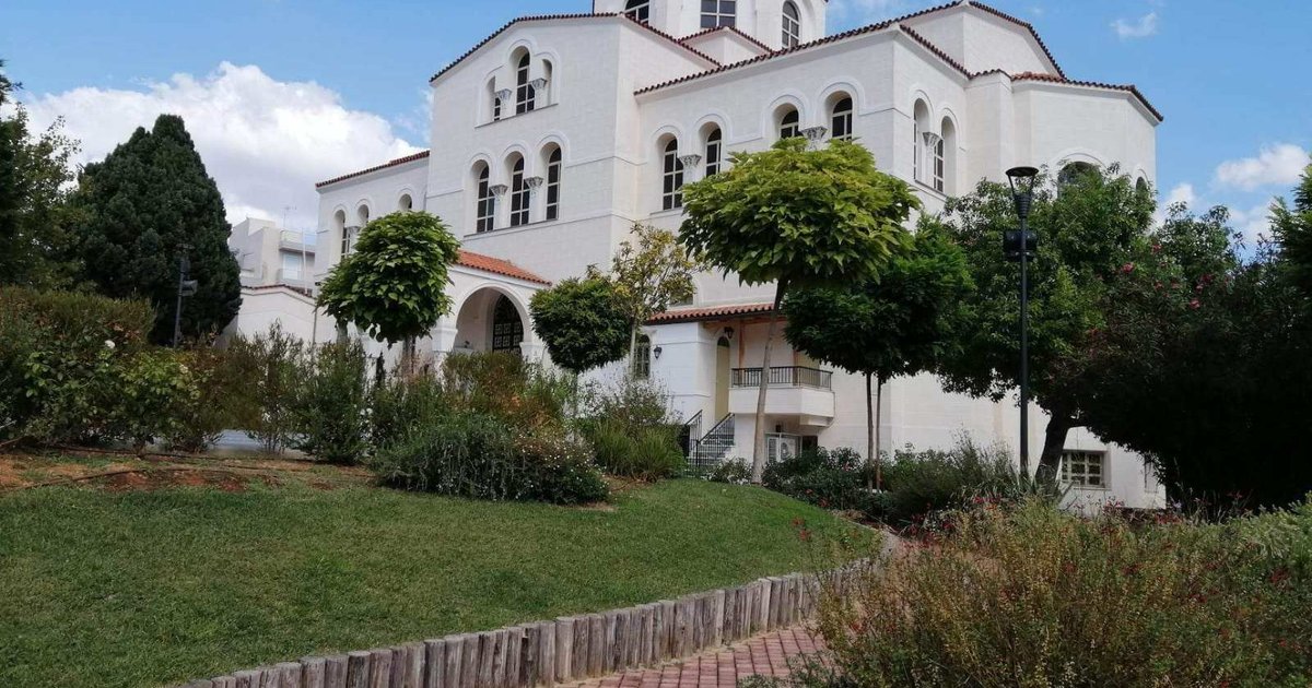 Ο ναός των Παμμεγίστων Ταξιαρχών στον Κορυδαλλό με τον κήπο μπροστά του.