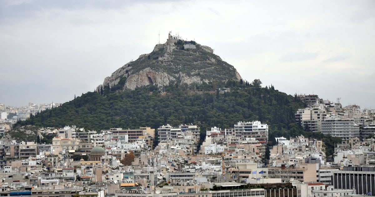 Ο λόφος του Λυκαβηττού με το εκκλησάκι στην κορυφή, πάνω από τις πολυκατοικίες του Κολωνακίου.