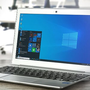 Laptop mit Windows 10 Oberfläche, Fokus auf Cybersicherheit für Unternehmen.