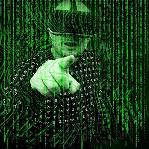 Hacker im digitalen Raum mit verschlüsselter Malware und Datenübertragungssymbolen.