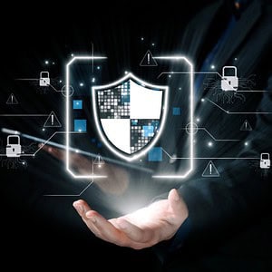 Digitaler Schutzschild symbolisiert Cybersicherheit und Datenschutz.