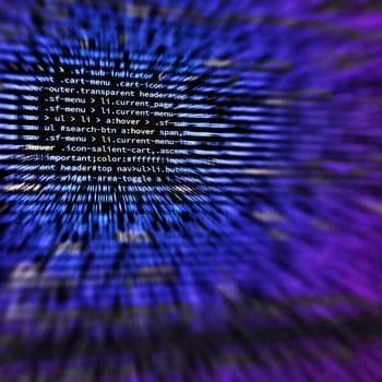 Digitaler Code und Cybersicherheitskonzept mit Fokus auf IT-Schutz.