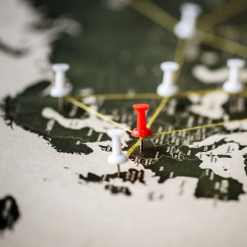 Karte mit roten und weißen Pinns zeigt Cyberangriff-Strategie.