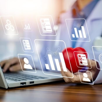 Cyber-Sicherheitskonzept mit Datenanalyse und Cloud-Icons.