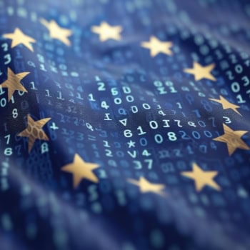 Digitale Daten und europäische Flagge für Cybersicherheit.