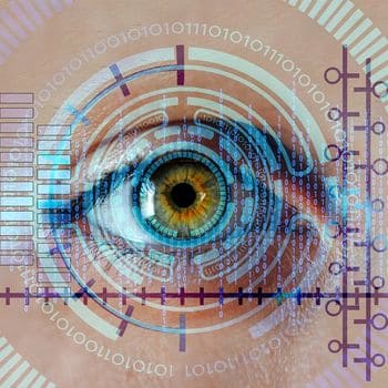 Nahaufnahme eines menschlichen Auges mit digitalen Sicherheits- und Datenmustern.