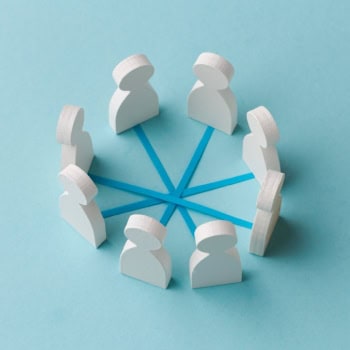 Teamarbeit in der Cybersicherheit mit Figuren verbunden durch Linien.