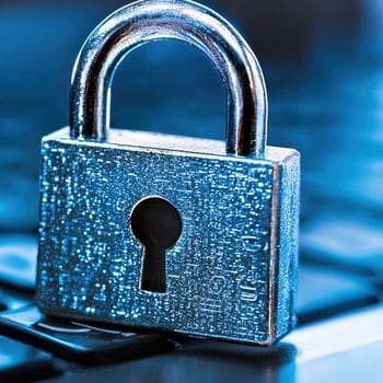 Metallisches Sicherheitsschloss symbolisiert Cybersicherheit und Datenschutz.