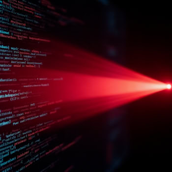 Leuchtender roter Laserstrahl durch Programmcode.