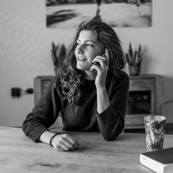 Frau führt Vishing-Training am Telefon durch, Cyber-Sicherheit im Fokus.