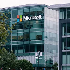 Moderne Microsoft Firmenzentrale mit Glasfassade und Logo.
