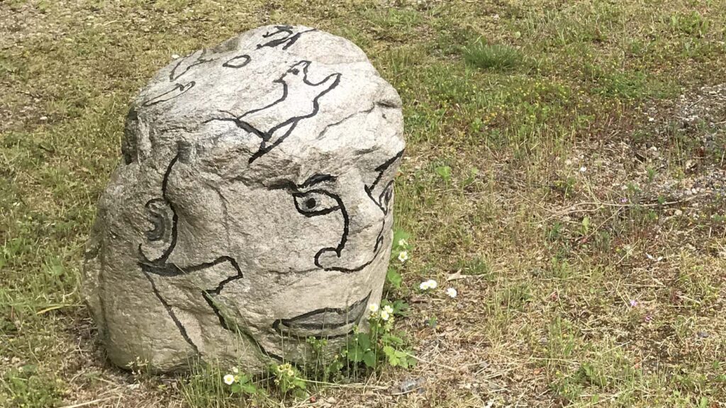 En sten malet som et ansigt