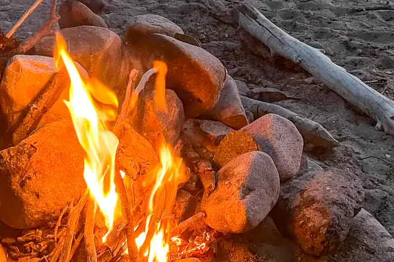 Bål på strand