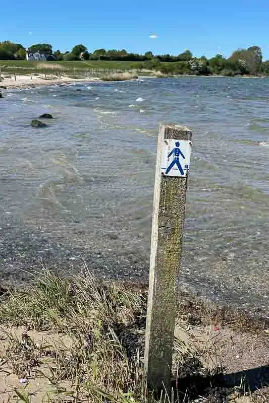 Lille mand får våde tær