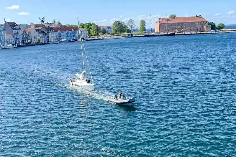 På slæb