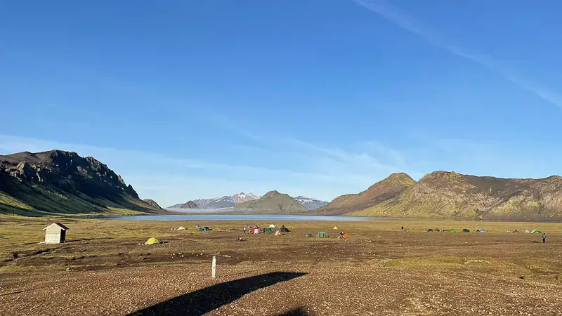 Álftavatn teltplads med søen i baggrunden