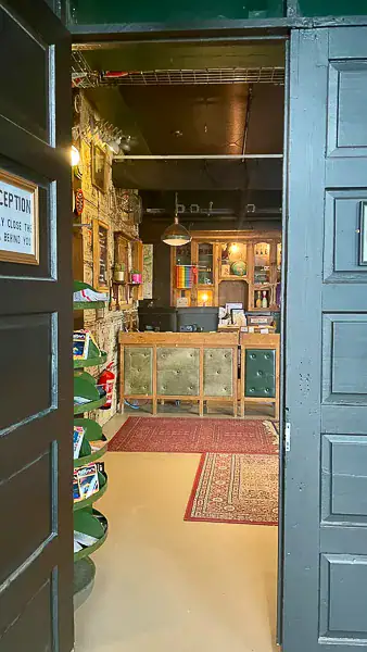 Indgang til reception med vintage interiør og træmøbler