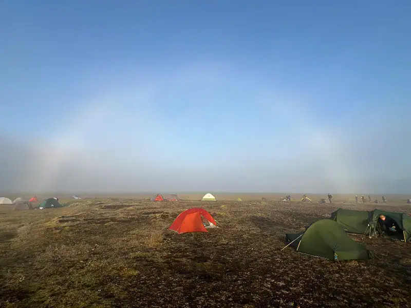 Regnbue over telte på teltpladsen Álftavatn