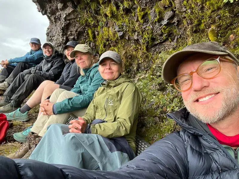Gruppefoto udsigten nydes med ryggen mod klippen